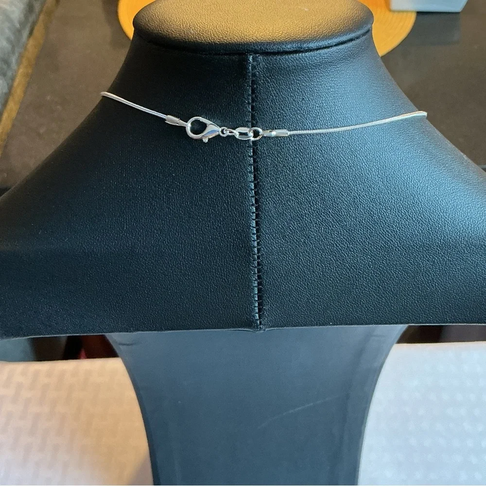 Green Jade or Aventurine Silver Tone Pendant Necklace - Picture 4 of 4